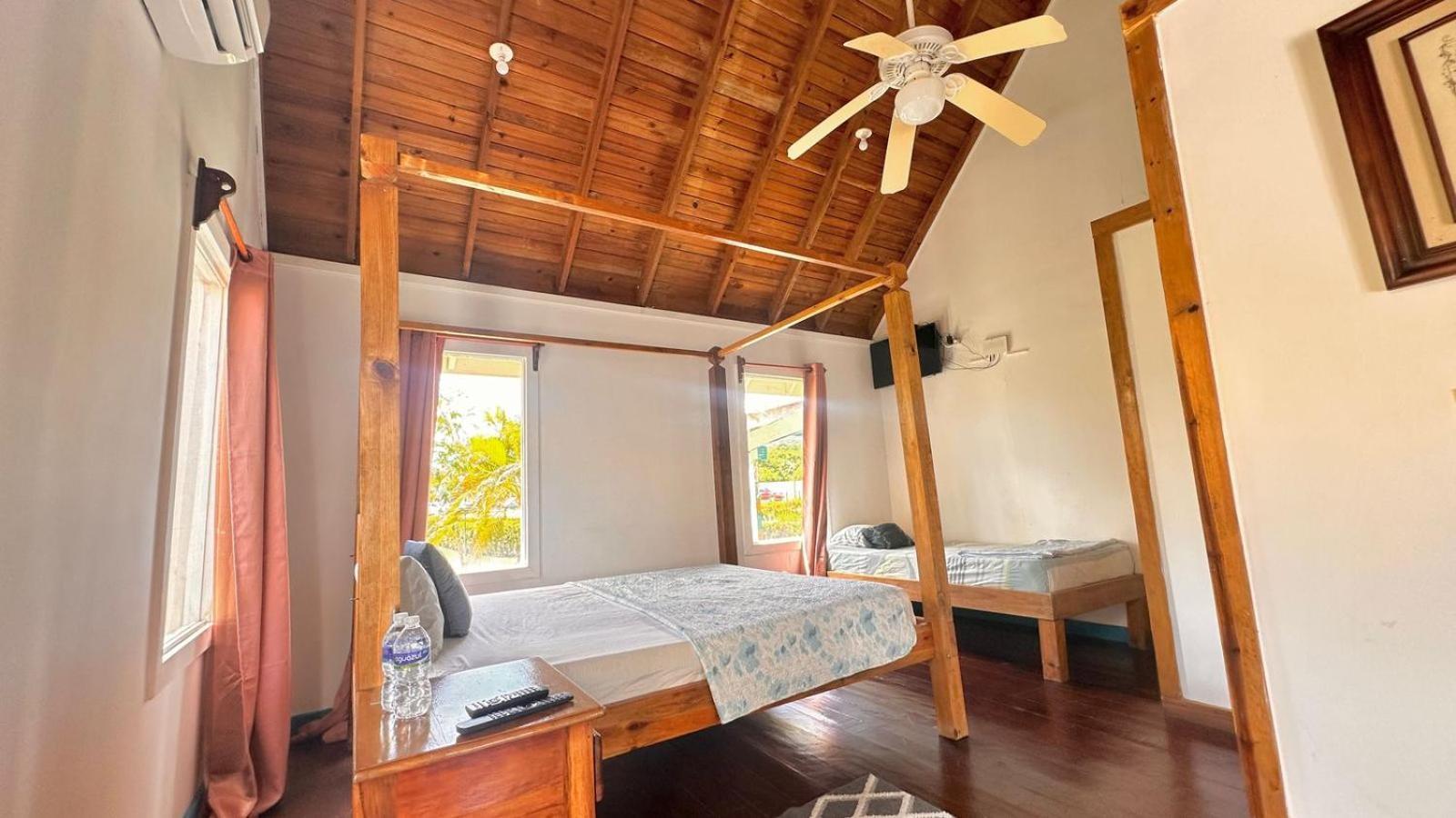 Las Palmas Beach Hotel Dixon Cove Extérieur photo
