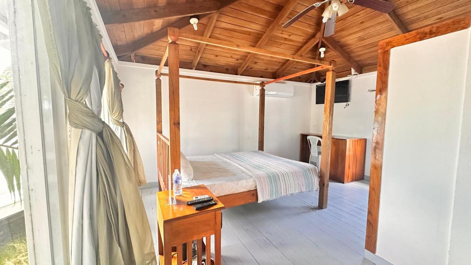 Las Palmas Beach Hotel Dixon Cove Extérieur photo
