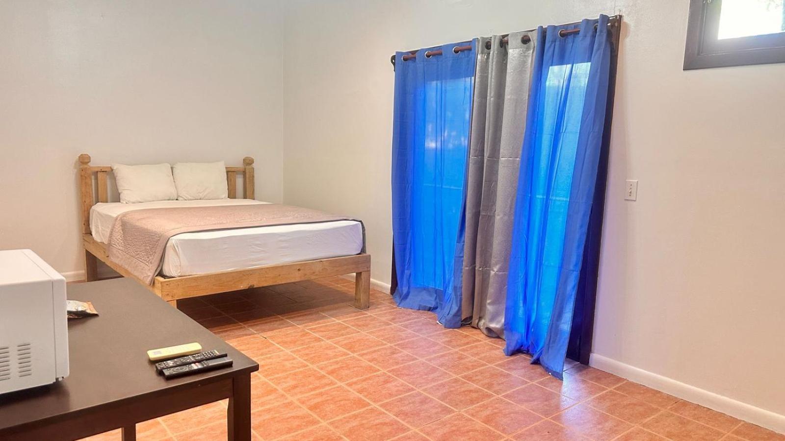 Las Palmas Beach Hotel Dixon Cove Extérieur photo