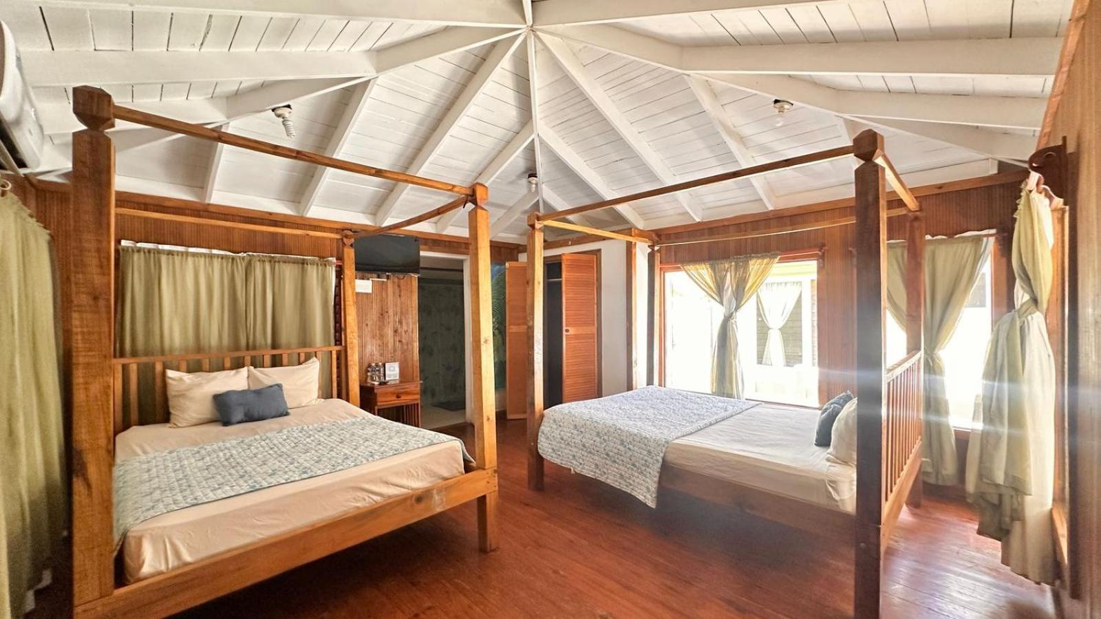 Las Palmas Beach Hotel Dixon Cove Extérieur photo